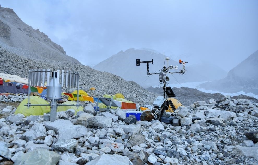 位于海拔5700米卓奧友峰前進營地的自動氣象站（9月29日攝）。新華社記者晉美多吉 攝