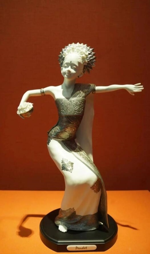 2013年10月，時任印度尼西亞總統(tǒng)蘇西洛贈送習(xí)近平主席的鑲錫瓷塑舞者。