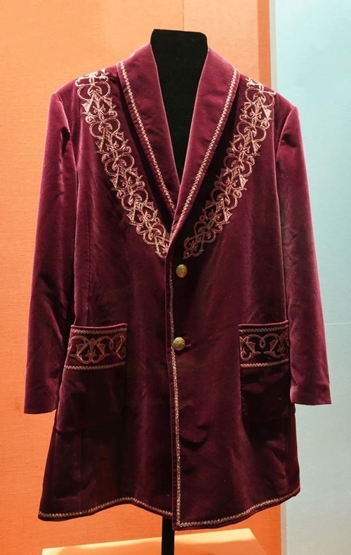 2013年9月，時任哈薩克斯坦總統(tǒng)納扎爾巴耶夫贈送習(xí)近平主席的哈薩克斯坦民族服裝。