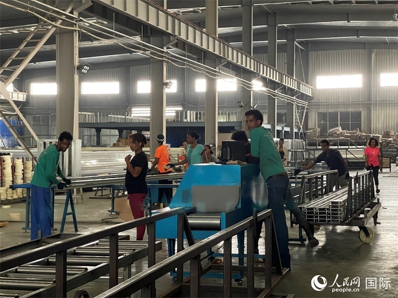 東方工業(yè)園華嘉鋁業(yè)生產車間。人民網記者 趙艷紅攝