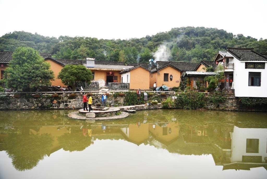 圖為9月27日游客在田鋪大塆參觀游玩。新華社記者張浩然攝