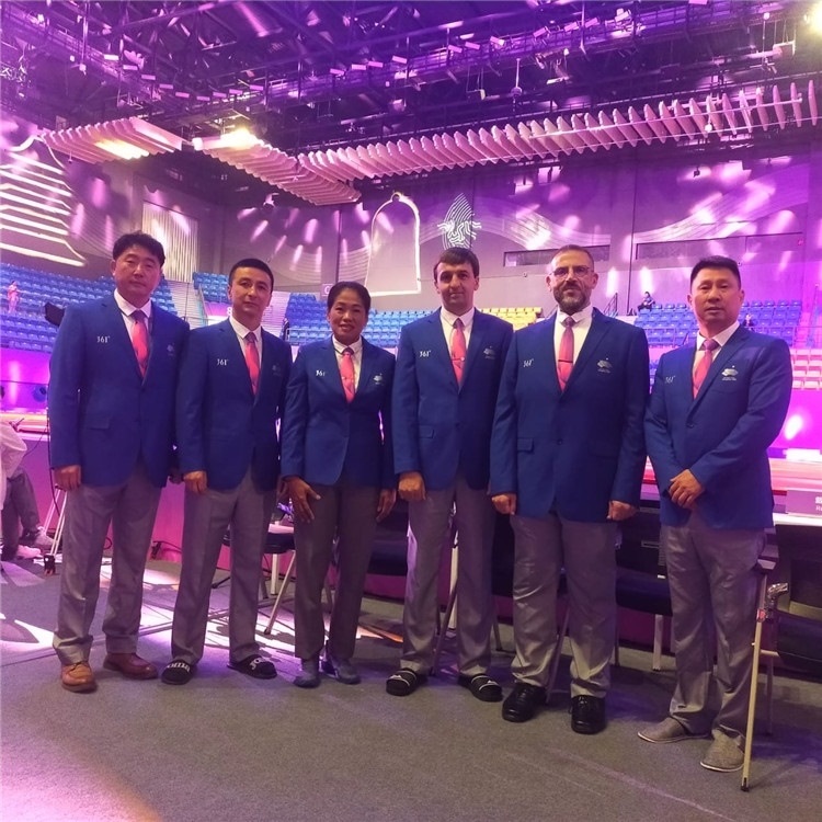 詹多斯·基亞諾夫與各國裁判員合影（左二）。 受訪者供圖