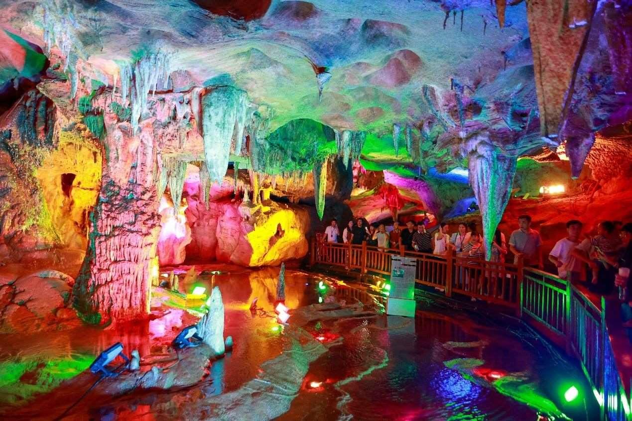 國慶假期期間，江西萬年神農(nóng)宮景區(qū)游人如織。受訪者供圖