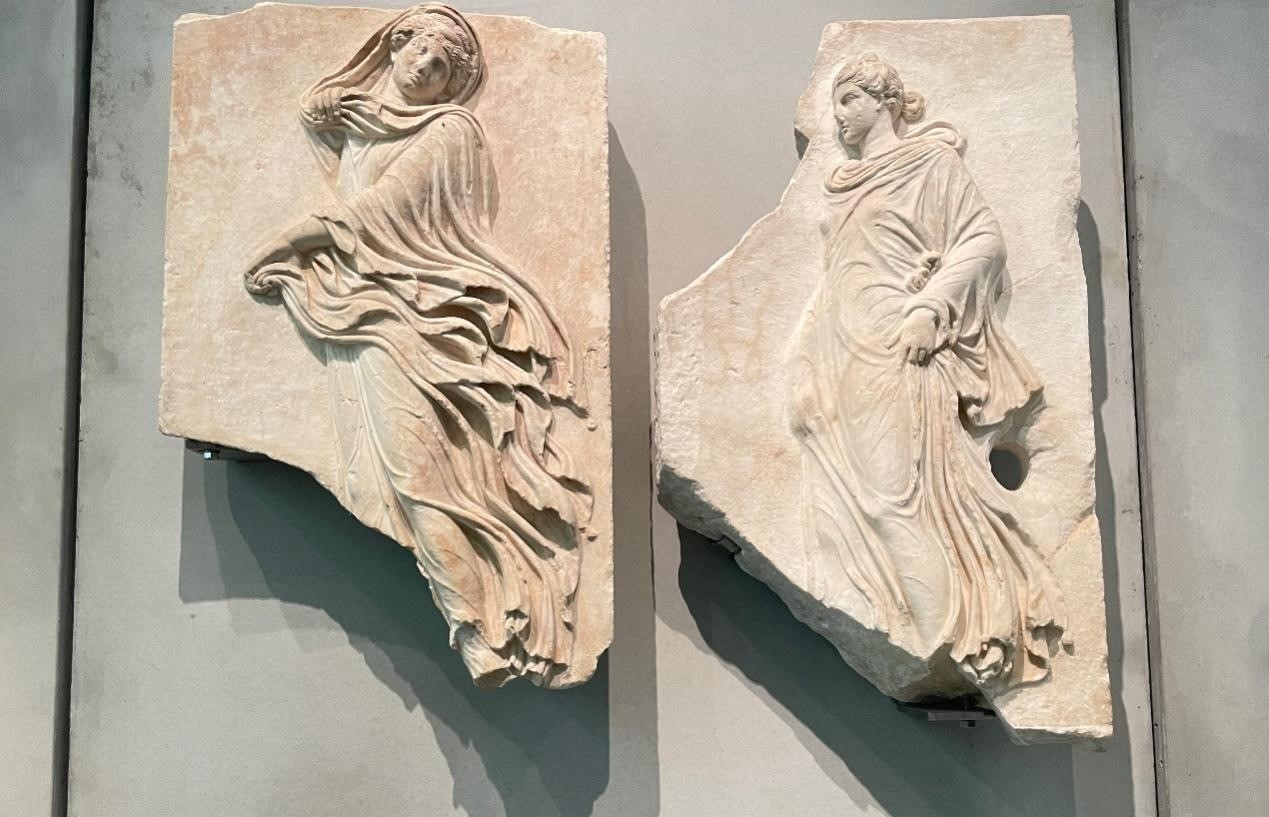 出自酒神劇場的浮雕，刻畫了舞者的形象。人民網(wǎng)記者 郭冠華攝