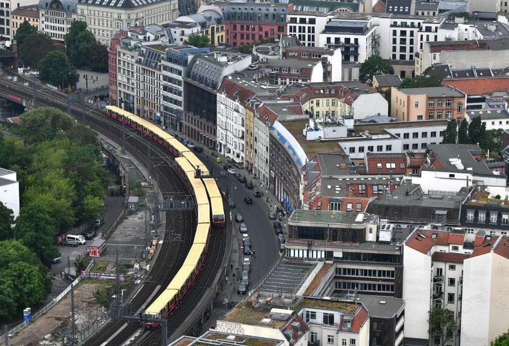 5月23日，列車(chē)在德國(guó)柏林市區(qū)行駛。新華社記者任鵬飛攝