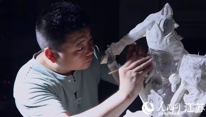 正在精雕細琢的東海水晶。 人民網(wǎng) 范堯攝