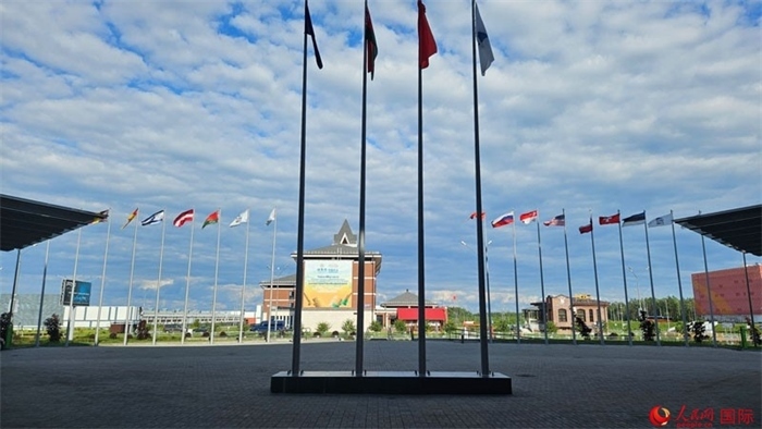 中白工業(yè)園內(nèi)，多國國旗飄揚。園區(qū)已有來自16個國家和地區(qū)的企業(yè)入駐。人民網(wǎng)記者 朱虹攝