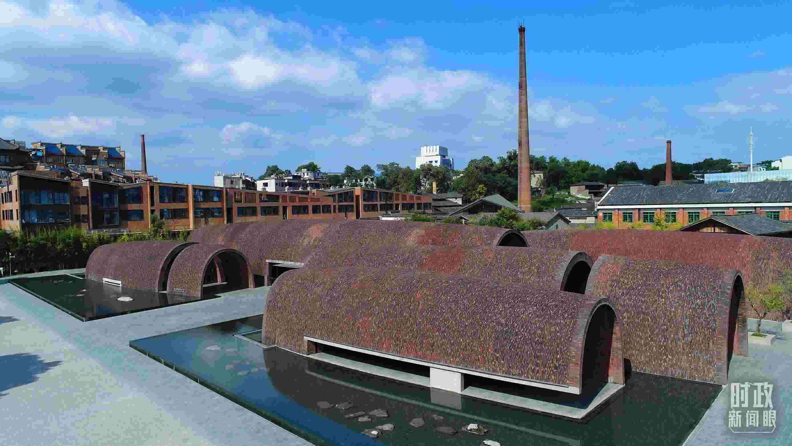 △街區(qū)內(nèi)的博物館，借鑒了景德鎮(zhèn)清代獨(dú)創(chuàng)的蛋形柴窯構(gòu)造特點(diǎn)。（總臺(tái)央視記者范凱拍攝）