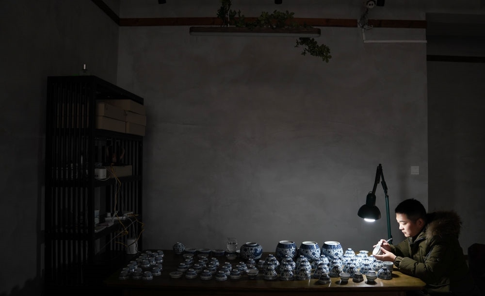 ↑ 2020年12月23日，手工陶瓷制作者在工作室檢測(cè)成品。