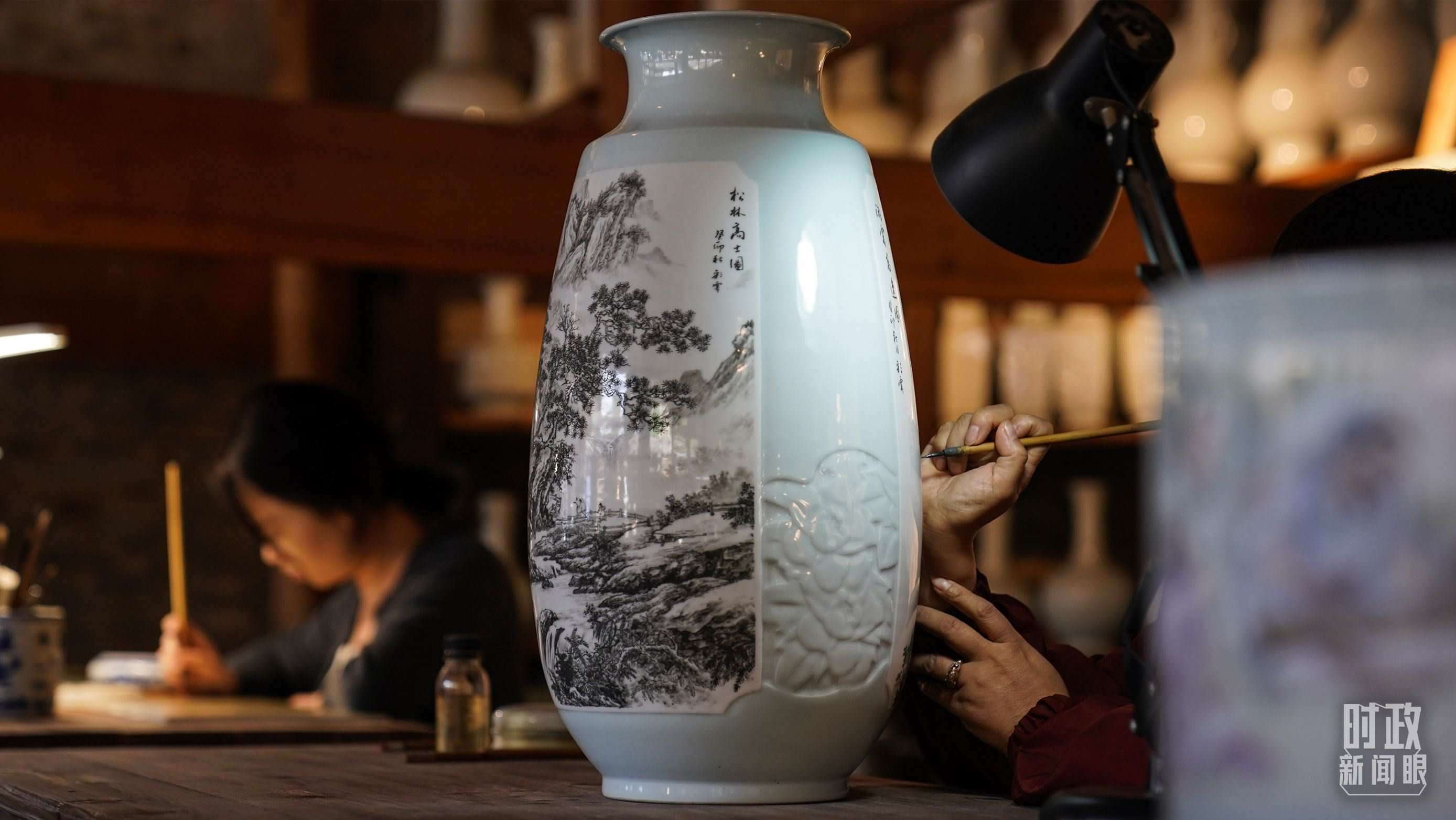 △陶瓷畫師正在繪制瓷器。（總臺(tái)國廣記者李晉拍攝）