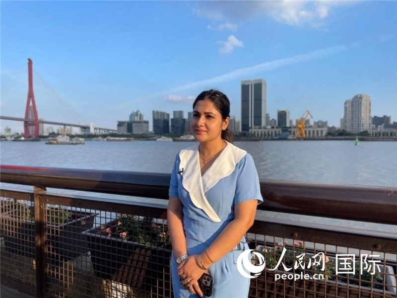 孟加拉國Channel24電視頻道主持人伊斯拉特·阿敏在上海市楊浦濱江接受采訪。 人民網(wǎng)記者 張榮攝