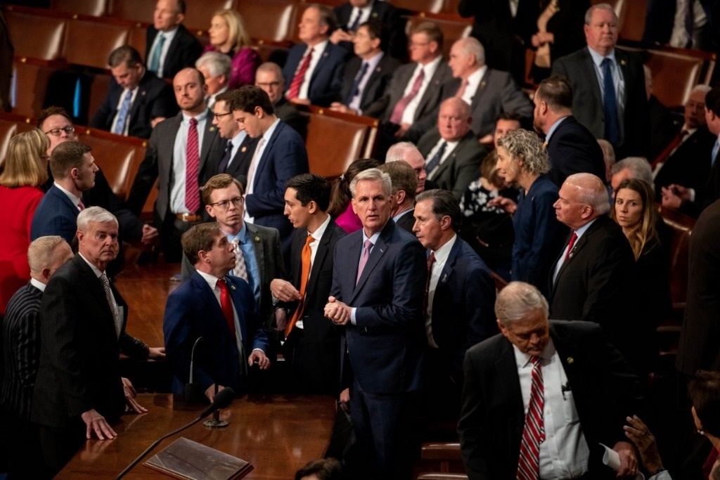 這是1月6日在美國(guó)華盛頓國(guó)會(huì)拍攝的凱文·麥卡錫（中）。新華社記者劉杰攝