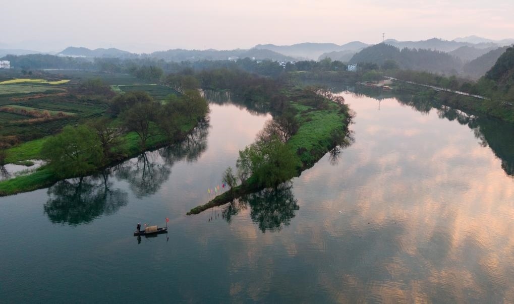 2021年3月15日拍攝的婺源月亮灣旅游公園，石門自然村坐落于此。新華社記者 胡晨歡 攝