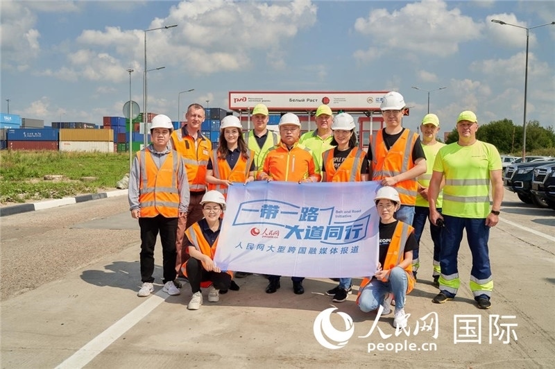 人民網(wǎng)記者在莫斯科別雷拉斯特物流中心采訪。