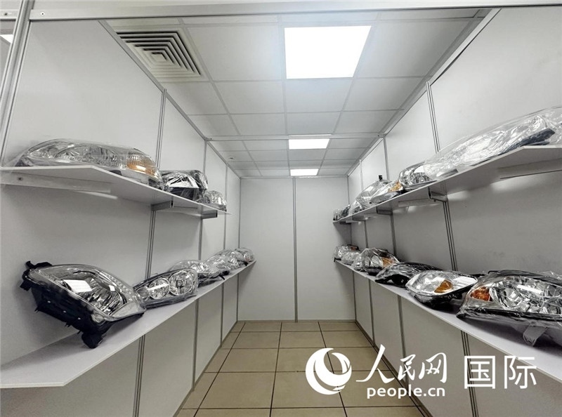 在位于莫斯科格林伍德國(guó)際貿(mào)易中心的浙江寧波優(yōu)質(zhì)商品展銷中心內(nèi)，展示著來(lái)自浙江寧波慈溪市的汽車配件樣品。人民網(wǎng)記者 申佳平攝