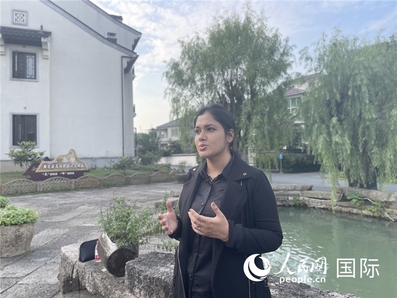 孟加拉國Channel 24電視頻道主持人伊斯拉特·阿敏在安吉接受記者采訪。人民網(wǎng)記者 張榮攝