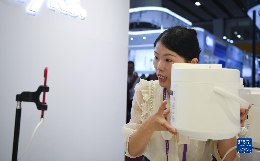 10月15日，參展的工作人員在展臺(tái)直播介紹家電產(chǎn)品。新華社記者 鄧華 攝