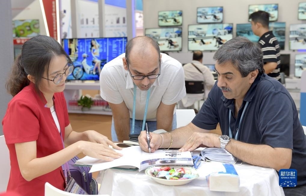 10月15日，客商在廣交會(huì)上洽談業(yè)務(wù)。新華社記者 盧漢欣 攝