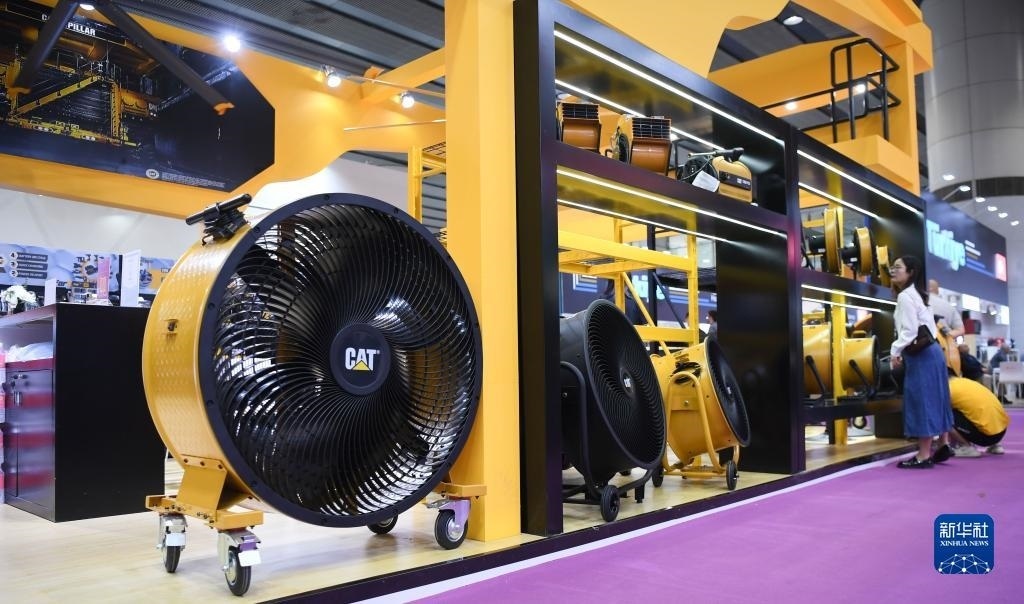 10月15日，參觀者在了解一家美國(guó)參展商的產(chǎn)品。新華社記者 鄧華 攝