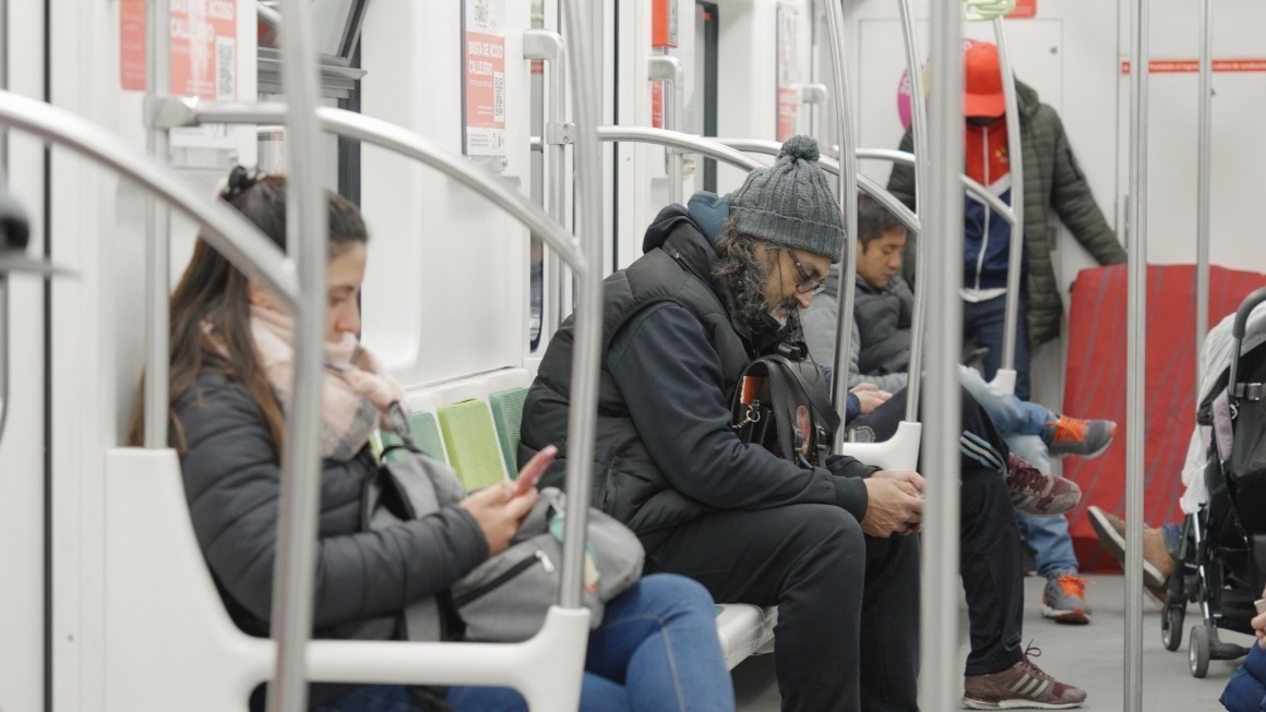 阿根廷布宜諾斯艾利斯市，乘客們乘坐A線地鐵從郊區(qū)前往市內(nèi)。人民網(wǎng)記者 張若涵攝