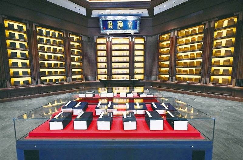 建設中國國家版本館，是以習近平同志為核心的黨中央作出的重大決策，是文明大國建設的基礎工程，是功在當代、利在千秋的標志性文化工程，充分體現(xiàn)了我們黨傳承發(fā)展中華文化的高度自覺、汲取歷史智慧更好走向未來的歷史主動。圖為2023年5月拍攝的中國國家版本館中央總館文瀚廳。 新華社發(fā)