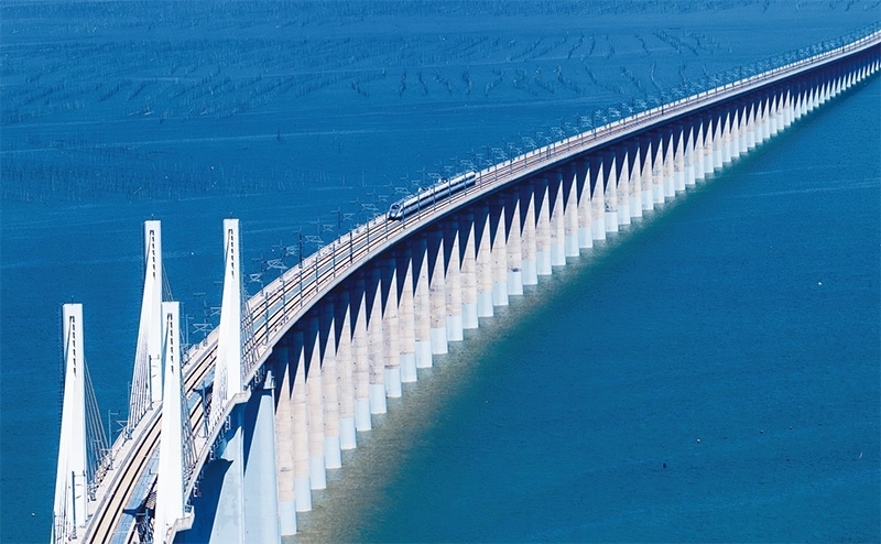 2023年9月28日，中國首條時速350公里跨海高鐵——福廈高鐵正式開通運營。圖為一列運行試驗車組駛過福廈高鐵湄洲灣跨海大橋（9月19日攝，無人機照片）。 新華社記者 魏培全/攝