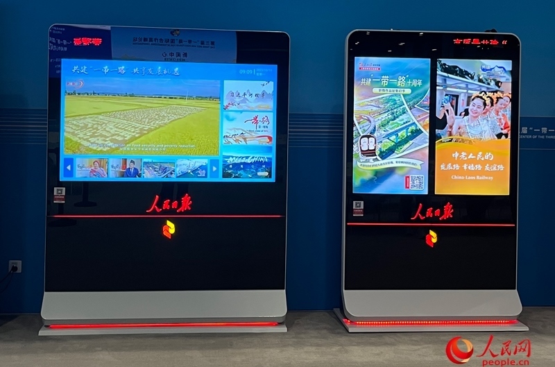位于新聞中心的人民日?qǐng)?bào)電子閱報(bào)欄。人民網(wǎng)記者 杜燕飛攝