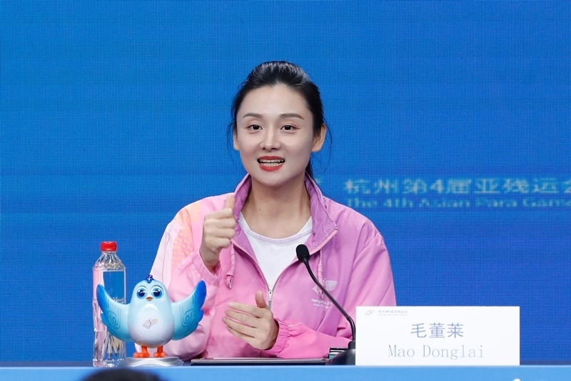 杭州市殘疾人綜合服務中心干事毛董萊介紹成為亞殘運會火炬手的經(jīng)歷。杭州亞殘組委供圖