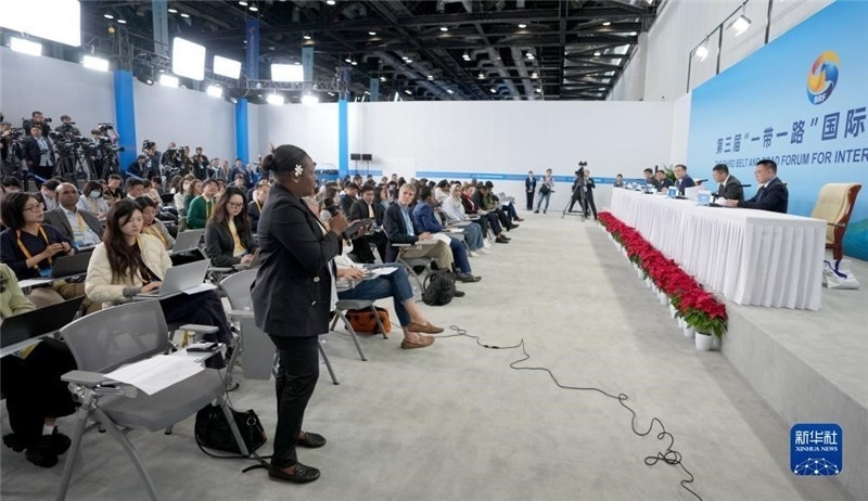 10月16日，第三屆“一帶一路”國(guó)際合作高峰論壇新聞中心在北京國(guó)家會(huì)議中心舉行首場(chǎng)吹風(fēng)會(huì)，邀請(qǐng)自然資源部國(guó)際合作司和相關(guān)單位負(fù)責(zé)人介紹有關(guān)情況，并回答記者提問(wèn)。新華社記者 王毓國(guó)攝