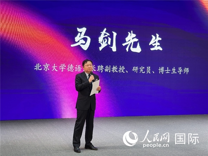 北京大學(xué)德語(yǔ)系長(zhǎng)聘副教授馬劍點(diǎn)評(píng)學(xué)生表現(xiàn)。（攝影：張麗鷗）