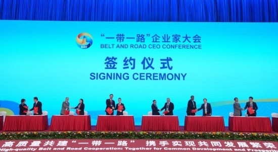 這是10月17日拍攝的簽約儀式現(xiàn)場(chǎng)。當(dāng)日，“一帶一路”企業(yè)家大會(huì)在北京召開(kāi)。（新華社記者王毓國(guó)攝）