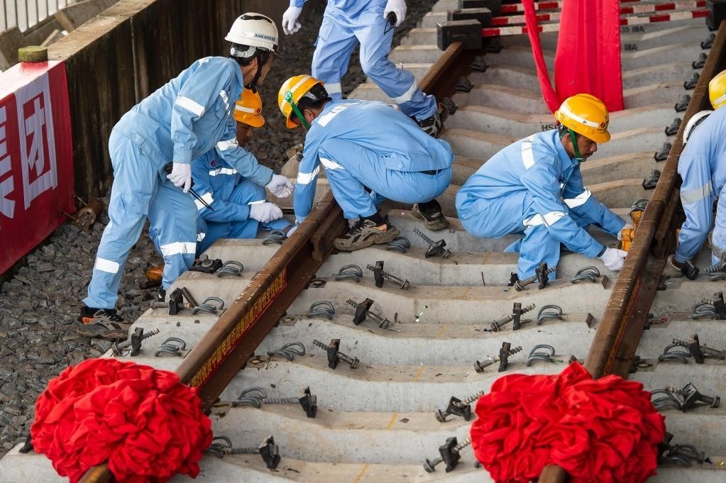 3月31日，在印度尼西亞雅加達(dá)雅萬高鐵哈利姆車站，工人鋪設(shè)雅萬高鐵全線最后一根鋼軌。