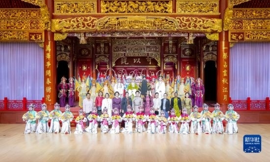  10月18日上午，國家主席習(xí)近平夫人彭麗媛邀請出席第三屆“一帶一路”國際合作高峰論壇的外方領(lǐng)導(dǎo)人夫人參觀中國工藝美術(shù)館（中國非物質(zhì)文化遺產(chǎn)館）。這是彭麗媛同外方領(lǐng)導(dǎo)人夫人與文藝演出演職人員合影。新華社記者 丁林 攝