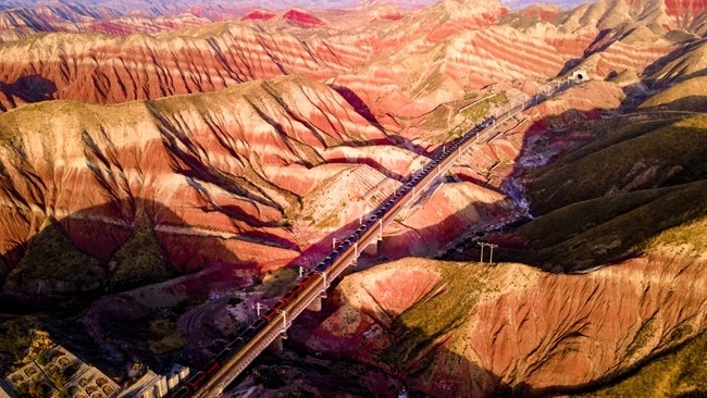 穿越丹霞地貌的火車(chē)。蘭州局集團(tuán)公司融媒體中心供圖