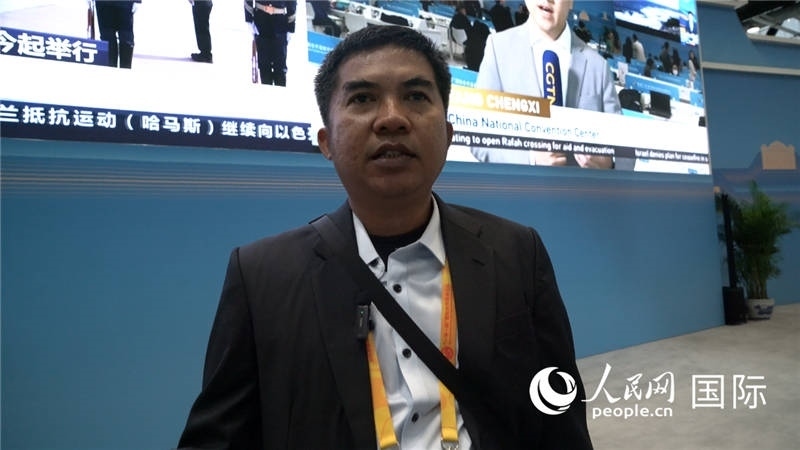 印尼《辛加朗綜合日報》記者班邦·蘇利斯提奧（Bambang Sulistio）與記者交談。人民網(wǎng) 楊春燕攝