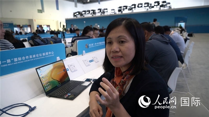 越南之聲廣播電臺記者胡鴻行（音譯，H? H?ng H?nh）與記者交談。人民網(wǎng) 楊春燕攝