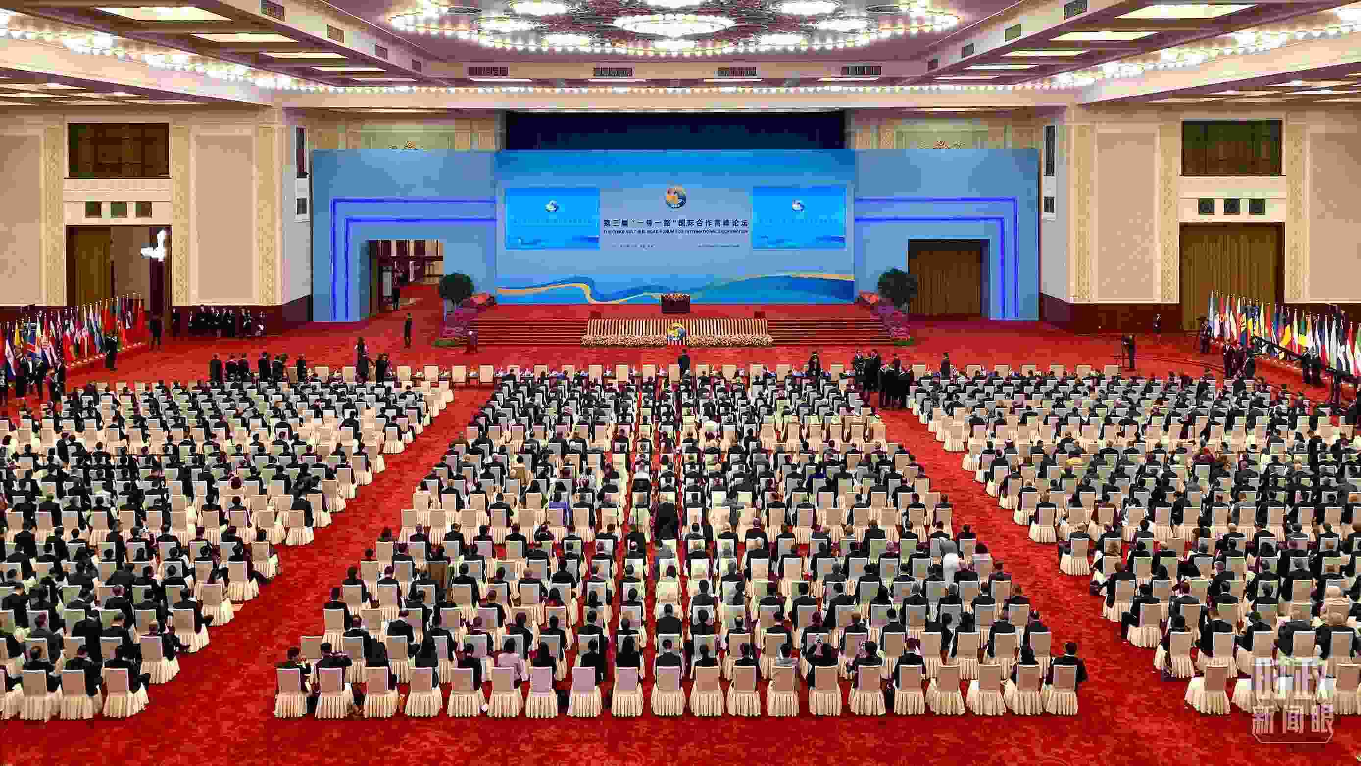 △人民大會(huì)堂宴會(huì)廳。這是開幕式之前的現(xiàn)場(chǎng)。（總臺(tái)央視記者李增仁拍攝）