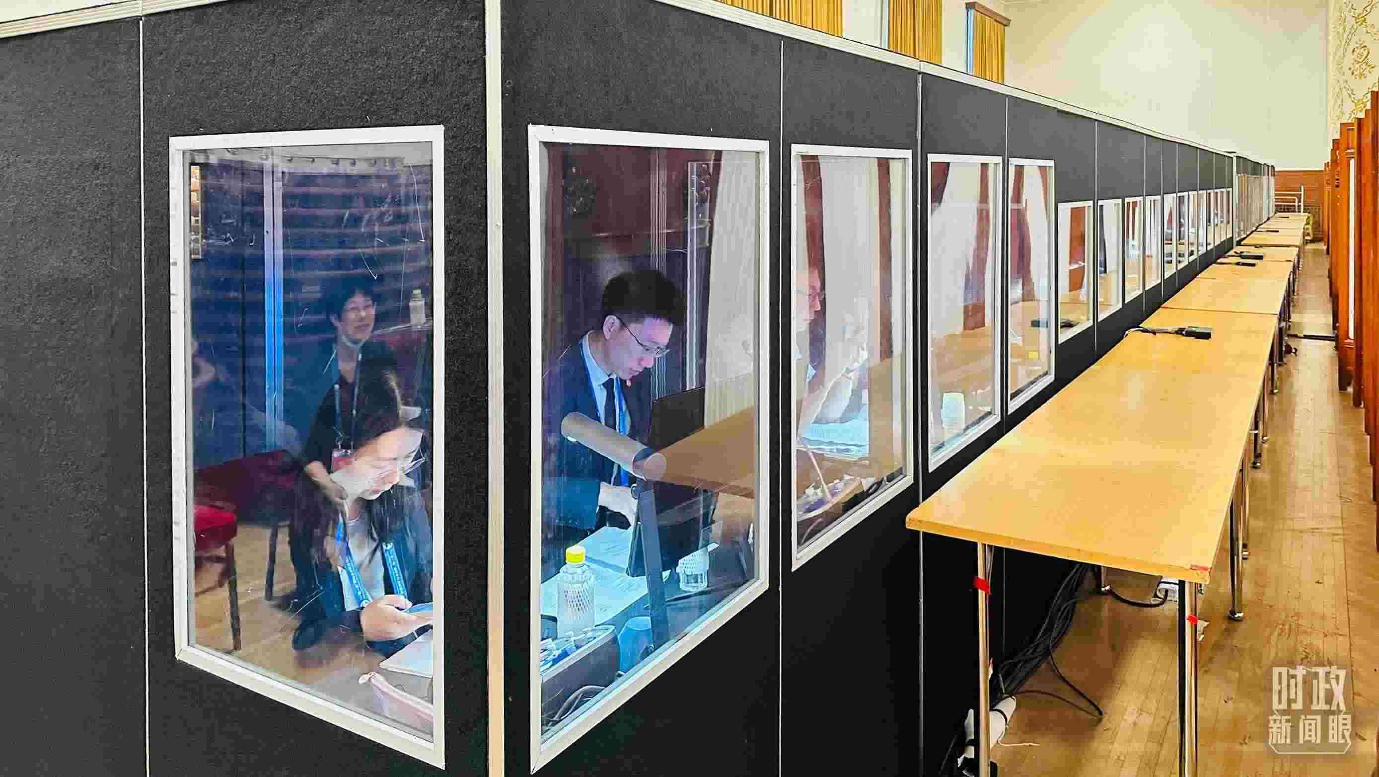 △開幕式現(xiàn)場(chǎng)的多語(yǔ)種同傳間。（總臺(tái)國(guó)廣記者時(shí)冉拍攝）