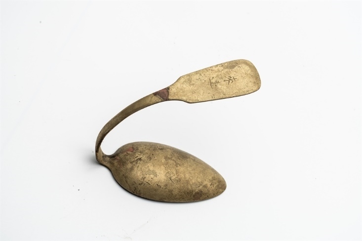 鏨刻“來(lái)遠(yuǎn)”的湯勺。國(guó)家文物局供圖