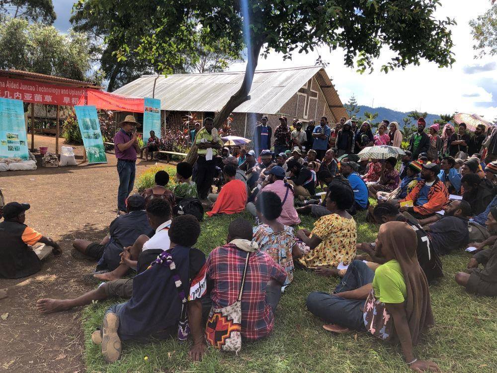△2020年12月15日，中國(guó)專家在巴布亞新幾內(nèi)亞東高地省中國(guó)援助巴新菌草和旱稻技術(shù)項(xiàng)目第9期培訓(xùn)班上授課。