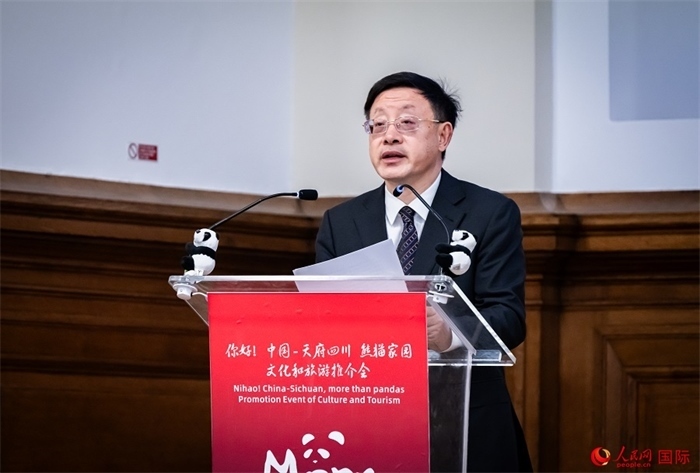 四川省文化和旅游廳廳長(zhǎng)戴允康作文化旅游推介。人民網(wǎng) 郭錦標(biāo)攝