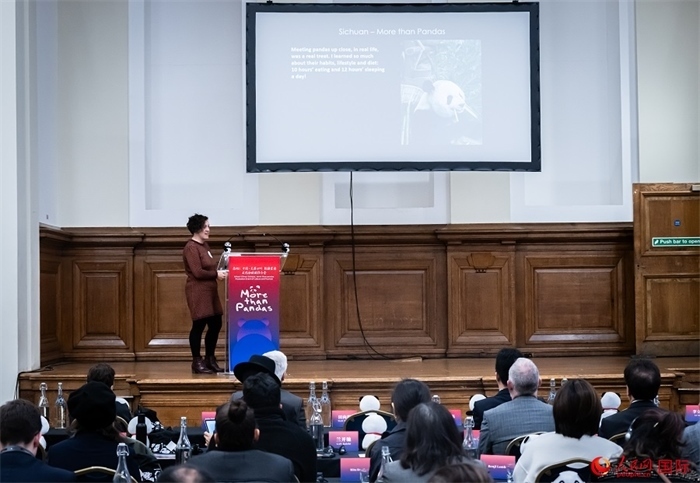 英國(guó)旅游達(dá)人瑪麗亞·拉莫爾作來(lái)川游歷主題分享。人民網(wǎng) 郭錦標(biāo)攝