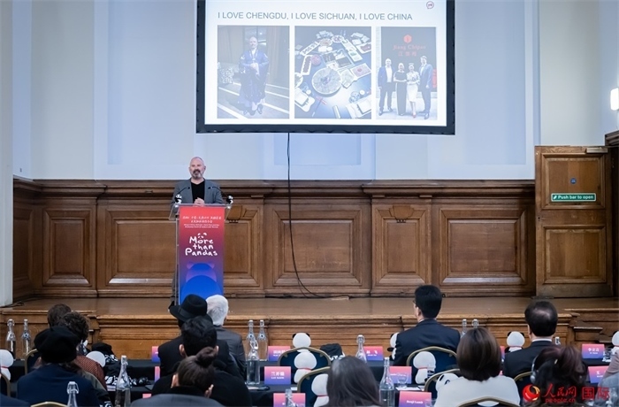 英國(guó)群英創(chuàng)意全球首席執(zhí)行官杰米·撒杰特在現(xiàn)場(chǎng)發(fā)言，分享如何進(jìn)一步提升四川旅游的國(guó)際影響力、吸引更多的英國(guó)游客。人民網(wǎng) 郭錦標(biāo)攝