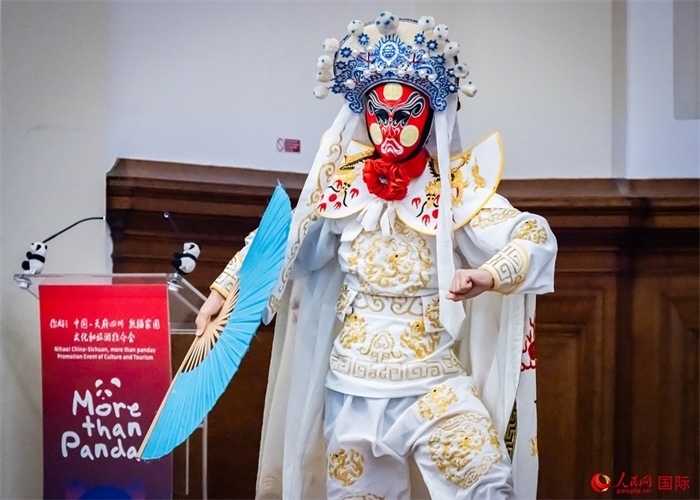 川劇絕活變臉表演。人民網(wǎng) 郭錦標(biāo)攝