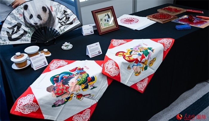 活動(dòng)現(xiàn)場(chǎng)的現(xiàn)場(chǎng)文創(chuàng)展、互動(dòng)體驗(yàn)區(qū)、非遺區(qū)展示。人民網(wǎng) 郭錦標(biāo)攝