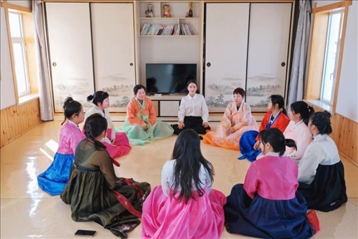 2023年6月，楊麗娜（后中）對擔(dān)任民宿管家的光東村村民們進(jìn)行標(biāo)準(zhǔn)化培訓(xùn)。（新華社記者金津秀攝）