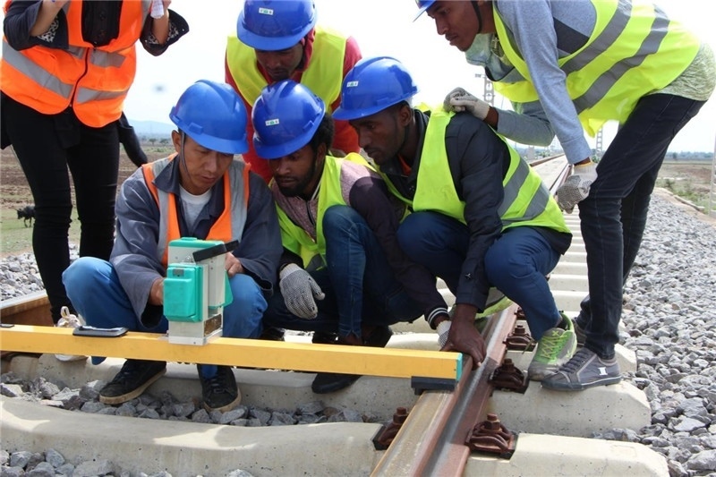 中方員工在鐵路現(xiàn)場培訓(xùn)埃方員工。 中國土木工程集團(tuán)有限公司供圖