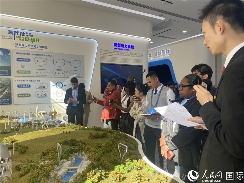 2023“一帶一路”媒體合作論壇聯(lián)合采訪團(tuán)參訪中國能建。人民網(wǎng)記者 于洋攝
