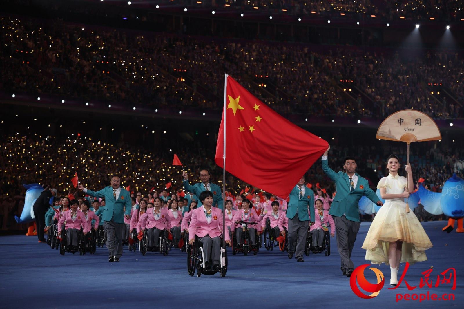 開(kāi)幕式上，中國(guó)體育代表團(tuán)入場(chǎng)。人民網(wǎng) 周靜圓攝