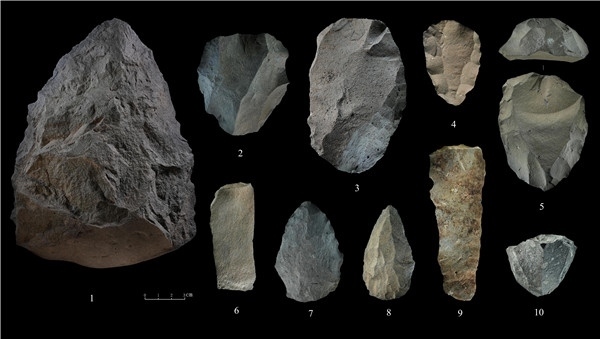 石制品 1.手斧 2、4、5.勒瓦婁哇石核（循環(huán)剝片法、優(yōu)先剝片法）3.勒瓦婁哇石葉石核 6.勒瓦婁哇石葉 7、8.勒瓦婁哇尖狀器 9.石葉 10.錐形石葉石核。中肯聯合考古隊供圖